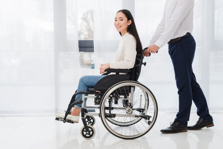 高背椅是一種特殊設計的輪椅